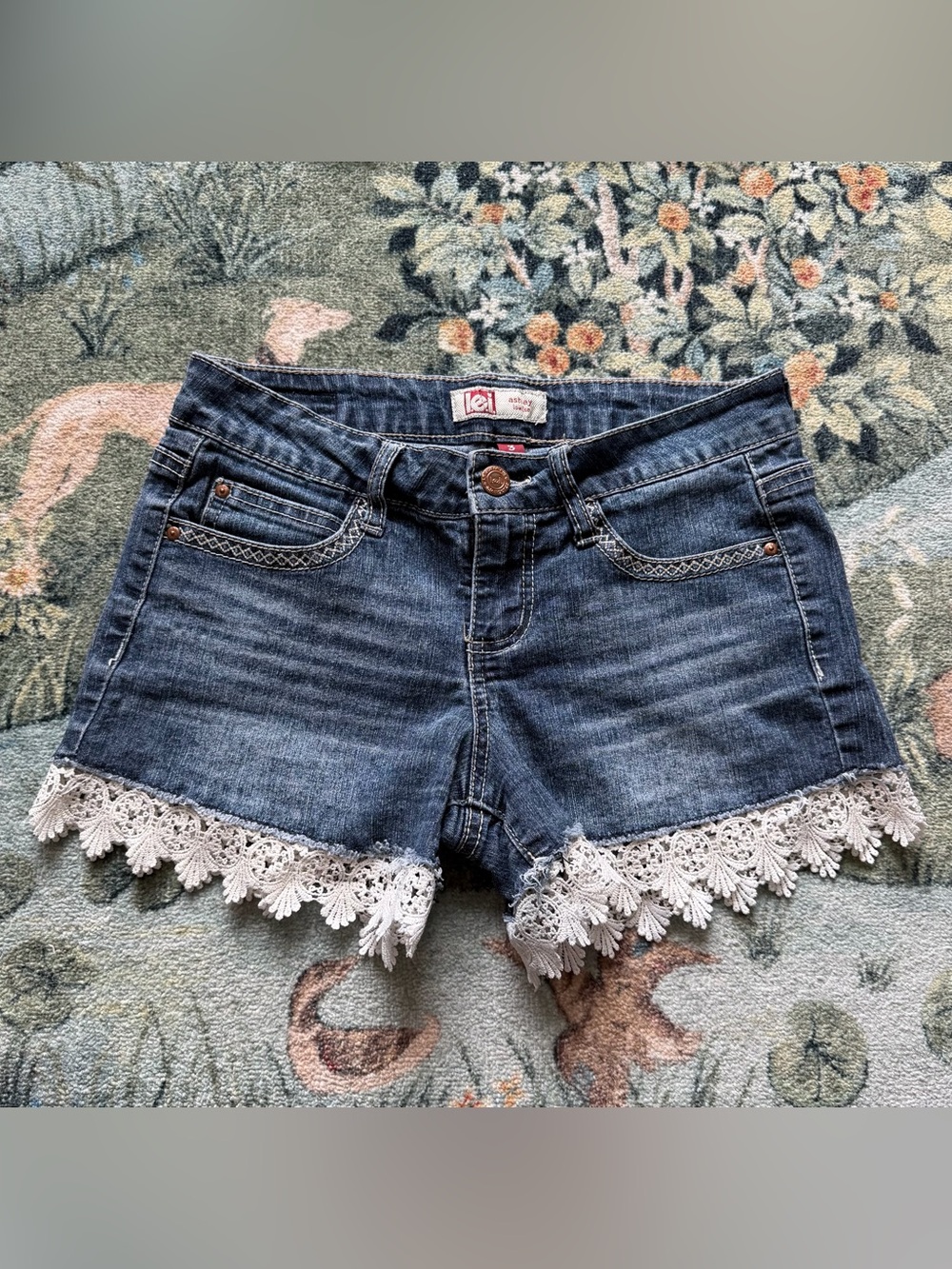 L.E.I. Low Rise Ashley Shorts with Lace/Crochet Trim Size 3